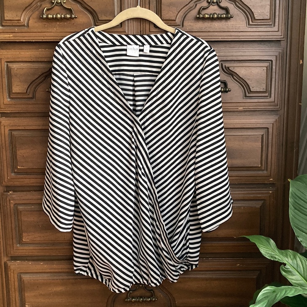 Soho New York & Company Black and White Drapey Blouse Size Medium